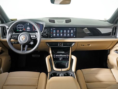 Certified 2024 Porsche Cayenne w/ Premium Package AWD/4WD image 23