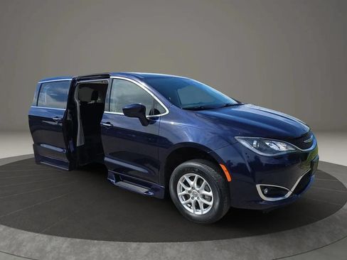 Used 2020 Chrysler Pacifica Touring FWD image 1