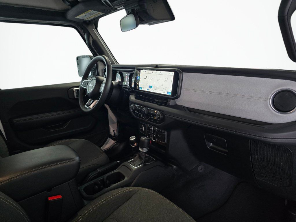 Used 2025 Jeep Wrangler Unlimited Sahara AWD/4WD image 43