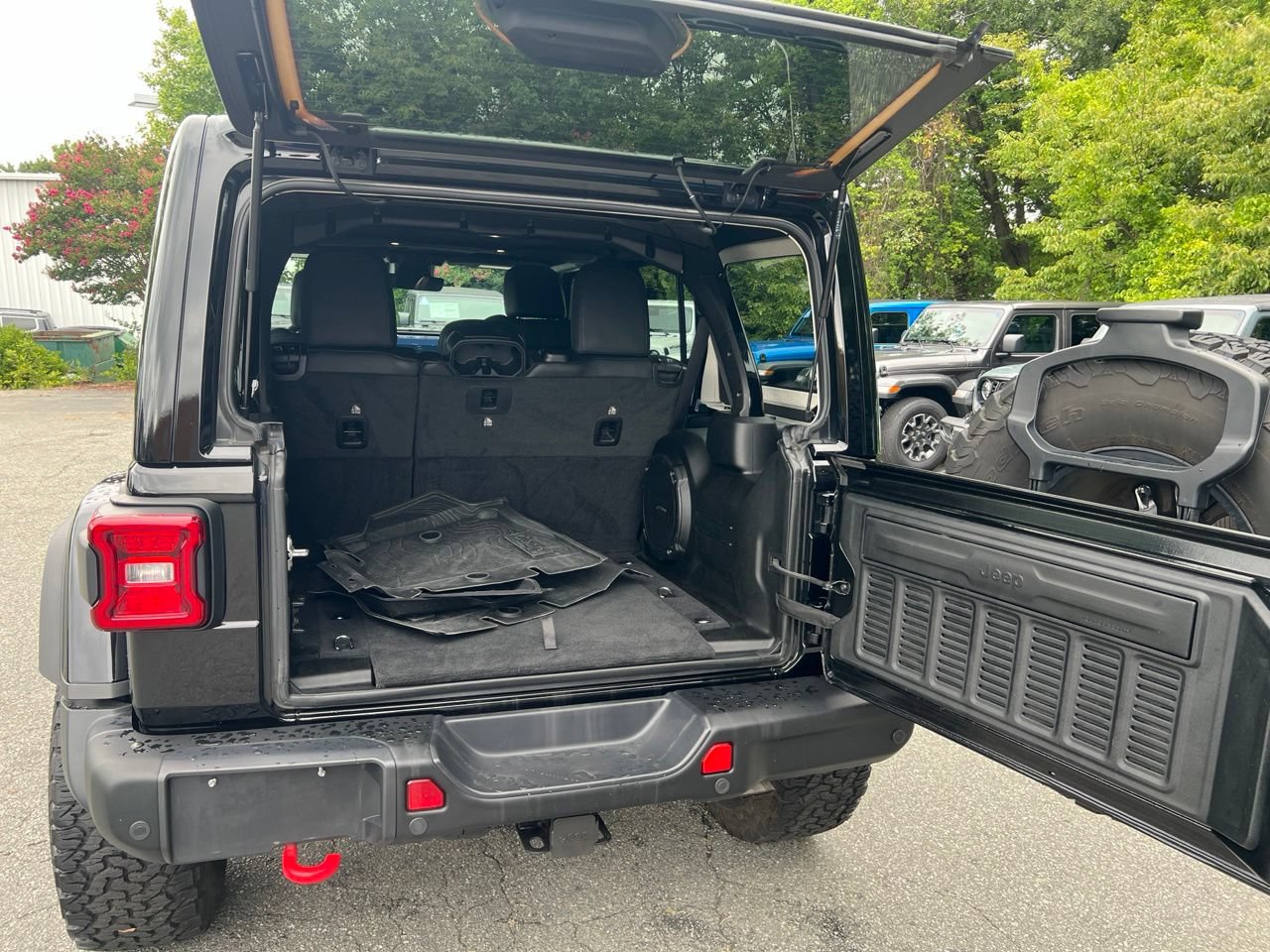 Used 2024 Jeep Wrangler Unlimited Rubicon AWD/4WD image 14