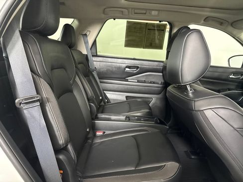 Used 2024 Nissan Pathfinder SL w/ SL Premium Package FWD image 32