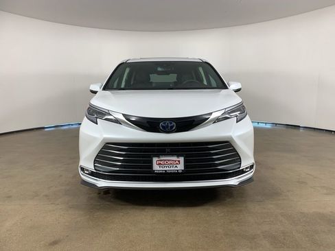 Used 2024 Toyota Sienna Platinum image 3