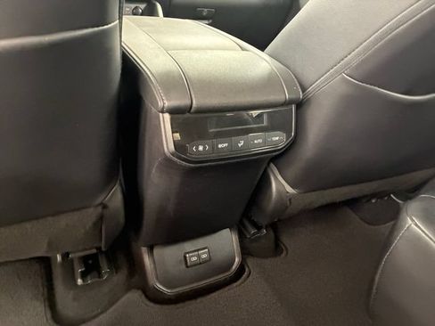 Used 2022 Toyota Highlander XLE AWD/4WD image 19