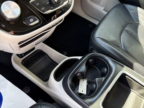 Used 2024 Chrysler Pacifica Touring-L FWD image 24