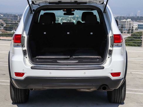 Used 2019 Jeep Grand Cherokee Laredo RWD image 34