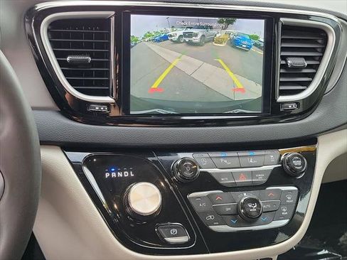 Certified 2024 Chrysler Pacifica Touring-L image 10