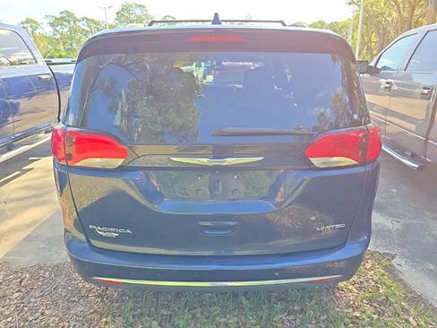 Used 2017 Chrysler Pacifica Limited image 4