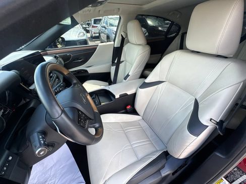 Used 2025 Lexus ES 300h Ultra Luxury w/ Accessory Package (Z1) FWD image 15
