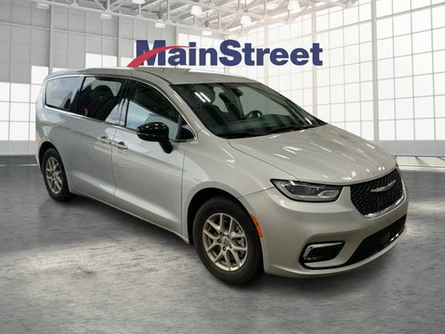 Used 2024 Chrysler Pacifica Touring-L image 7