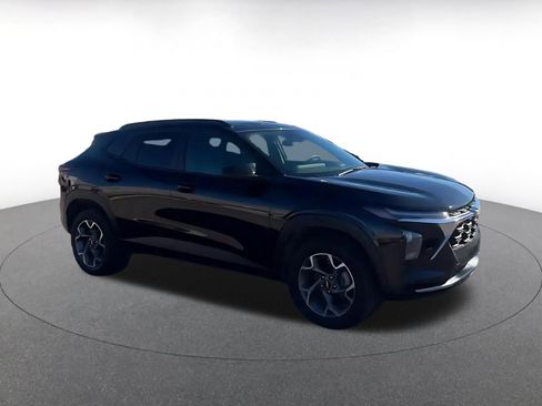 Used 2025 Chevrolet Trax LT image 2