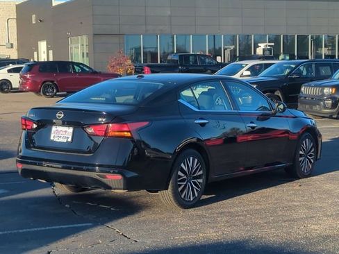 Used 2024 Nissan Altima 2.5 SV image 3