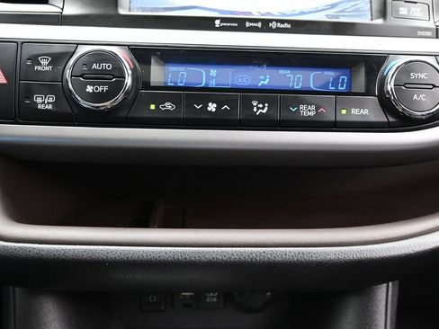 Used 2019 Toyota Highlander XLE AWD/4WD image 38