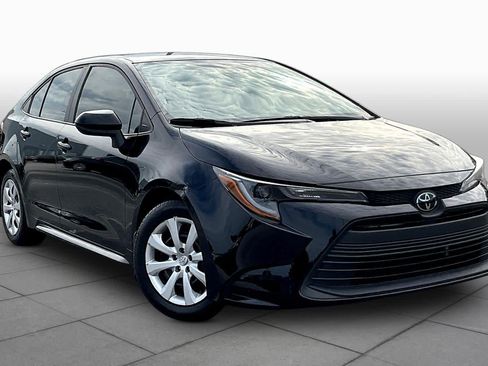 Used 2025 Toyota Corolla LE FWD image 3