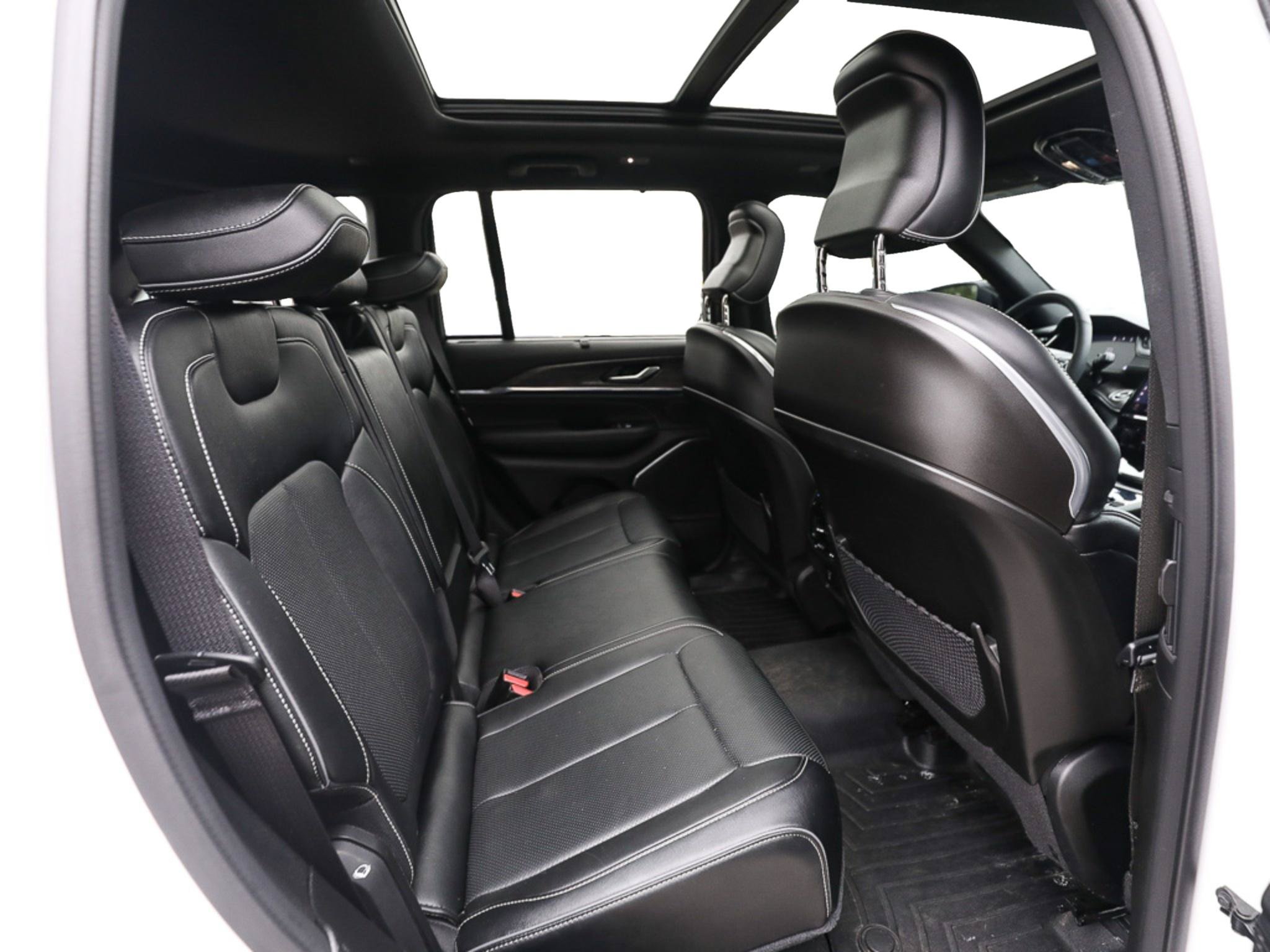 Used 2023 Jeep Grand Cherokee Overland w/ Luxury Tech Group IV AWD/4WD image 23