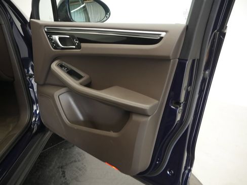 Certified 2023 Porsche Macan AWD/4WD image 22