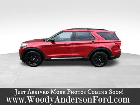 Used 2024 Ford Explorer XLT w/ Equipment Group 202A AWD/4WD image 3