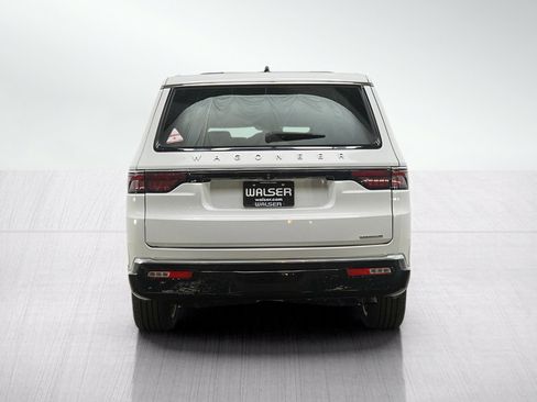 Used 2024 Jeep Wagoneer L Series III w/ Premium Group I AWD/4WD image 4