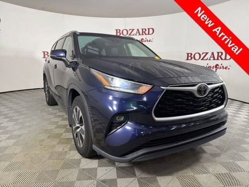 Used 2021 Toyota Highlander XLE AWD/4WD image 1