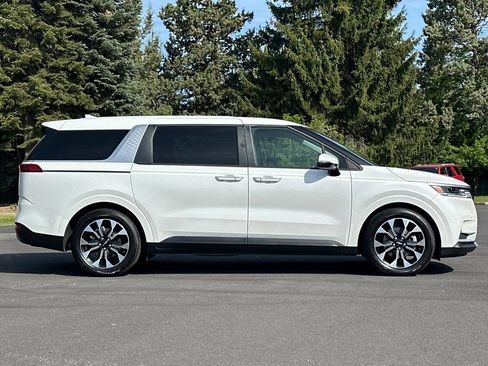 Used 2022 Kia Carnival EX FWD image 3