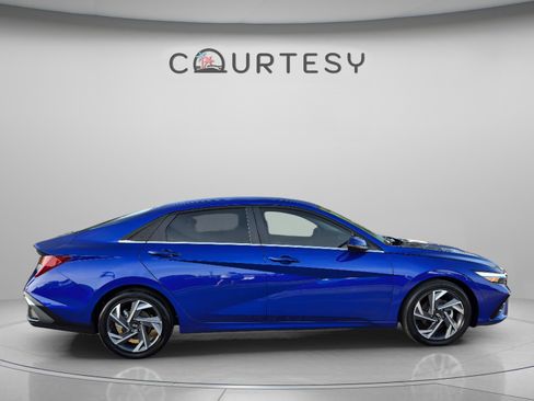 Used 2025 Hyundai Elantra Limited FWD image 7