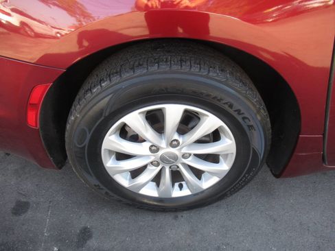 Used 2017 Chrysler Pacifica Touring-L image 10