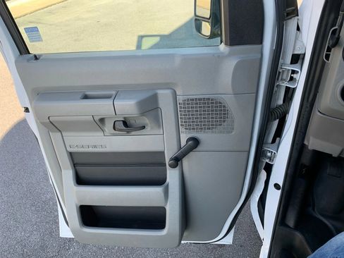 Used 2017 Ford E-350 and Econoline 350 Super Duty image 8
