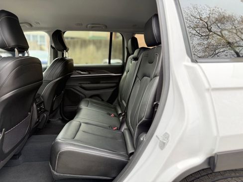 Used 2023 Jeep Grand Cherokee Limited w/ Black Appearance Package AWD/4WD image 19