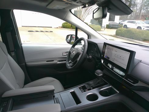 Used 2025 Toyota Sienna XLE image 34