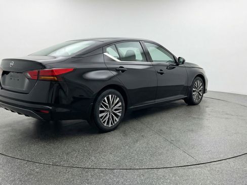 Used 2025 Nissan Altima 2.5 SV image 9