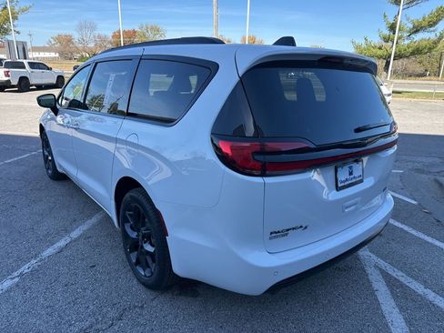 New 2026 Chrysler Pacifica Select image 24