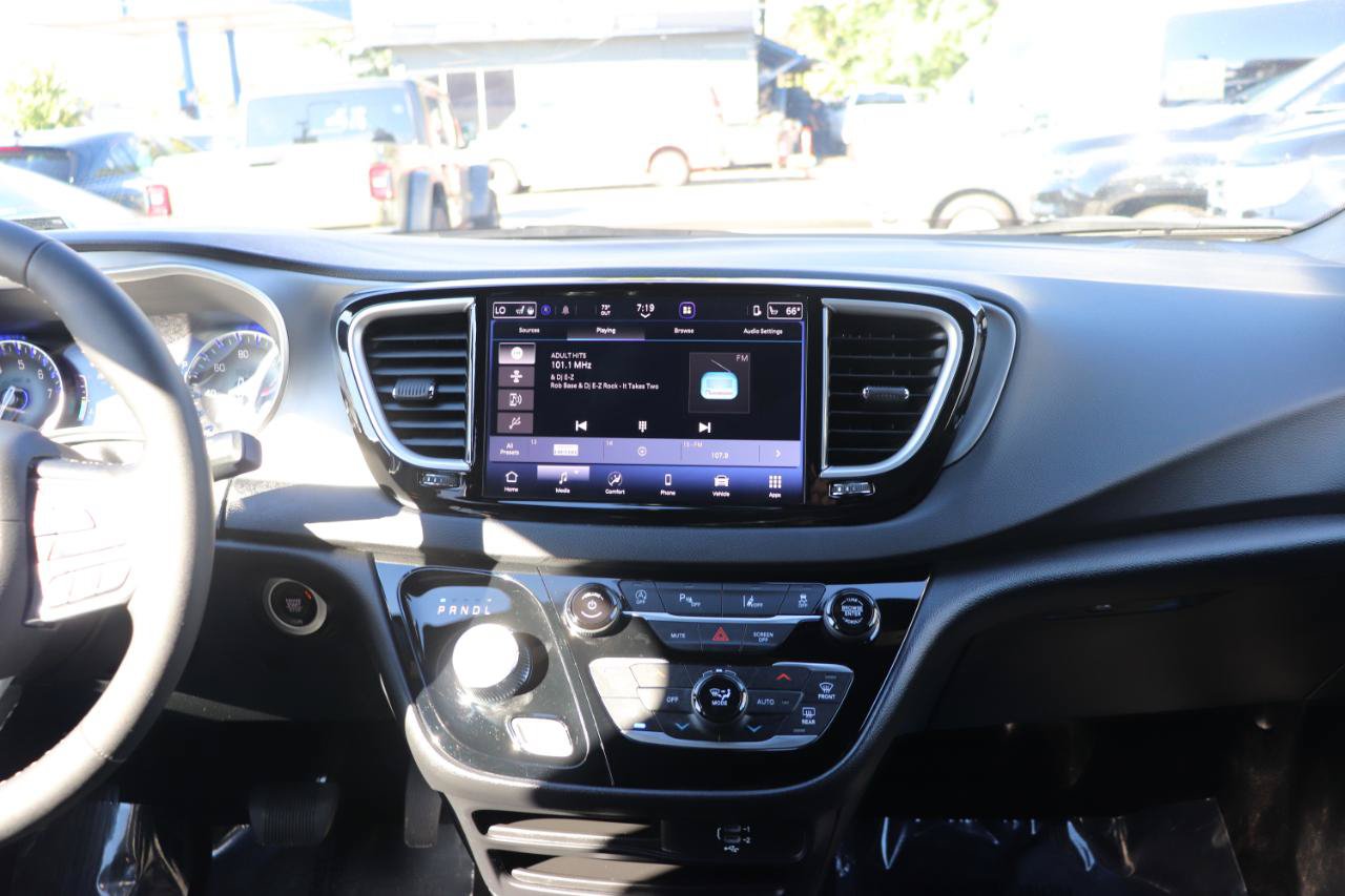 Used 2027 Chrysler Pacifica Select FWD image 21