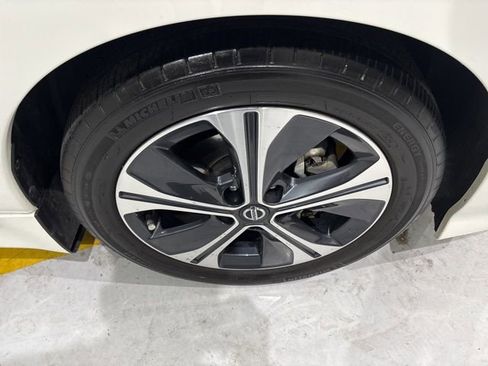 Used 2018 Nissan Leaf SV w/ SV Technology Package FWD image 37