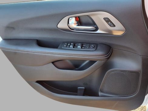 New 2026 Chrysler Pacifica Select image 16