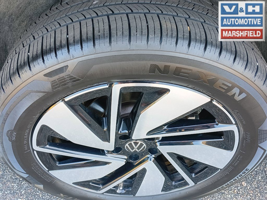 Used 2025 Volkswagen Atlas SE AWD/4WD image 11