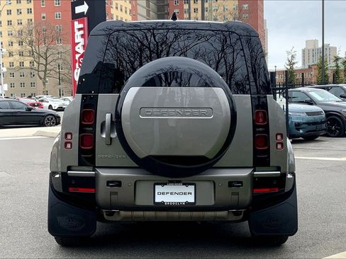 Used 2025 Land Rover Defender 110 X-Dynamic SE image 4