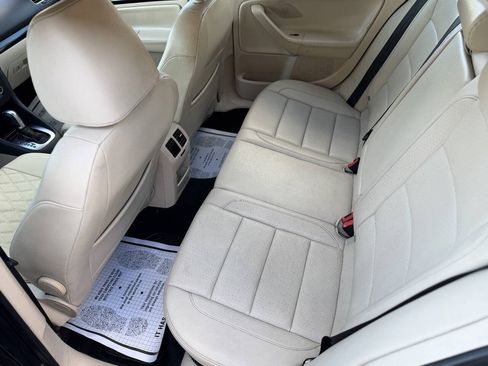Used 2011 Volkswagen Jetta SE FWD image 16