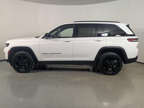 Used 2023 Jeep Grand Cherokee Altitude RWD image 4