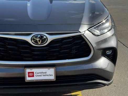 Certified 2025 Toyota Highlander LE FWD image 4