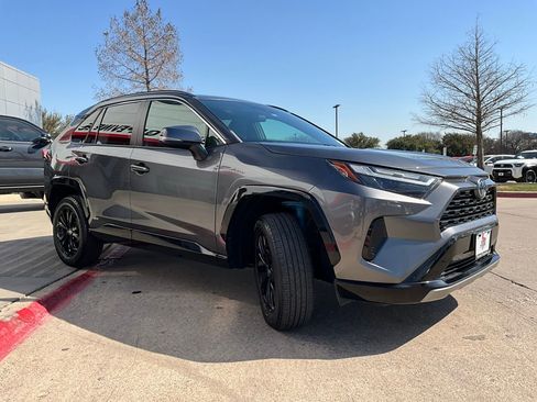 Used 2022 Toyota RAV4 SE w/ Convenience Package image 4