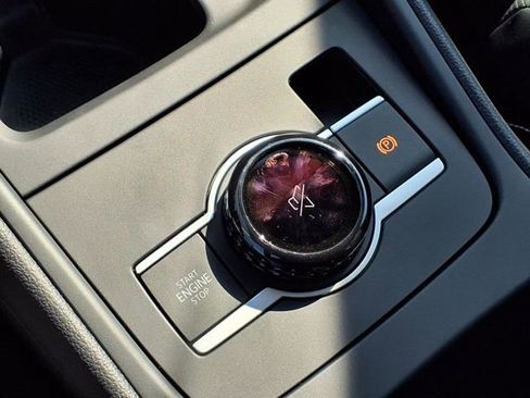 New 2025 Volkswagen Tiguan SE FWD image 18