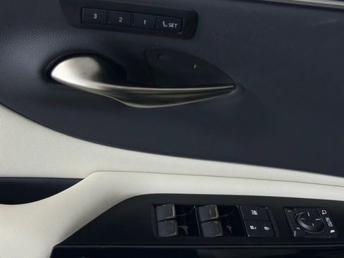 Used 2025 Lexus ES 300h w/ Premium Package image 17