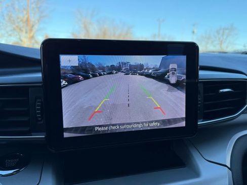 Used 2022 Ford Explorer XLT w/ Equipment Group 202A image 10