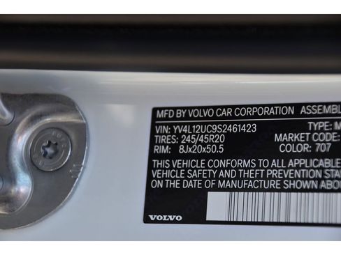 Certified 2025 Volvo XC40 B5 Plus w/ Protection Package Premier image 36