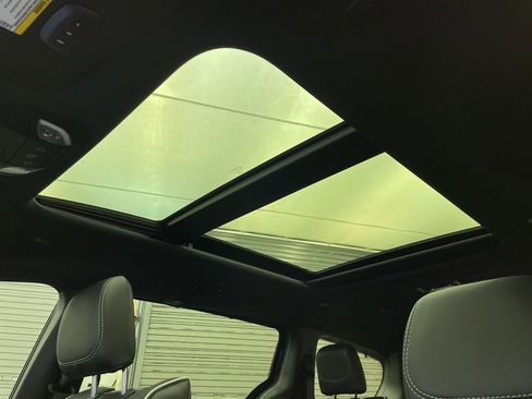 New 2026 Chrysler Pacifica Limited w/ Uconnect Theater Family Group image 16