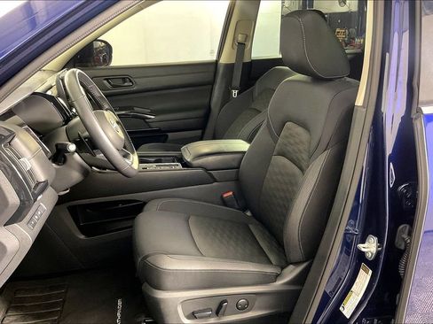 Used 2025 Nissan Pathfinder SV FWD image 31