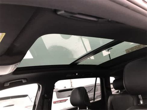 Used 2022 Volkswagen Tiguan SE R-Line image 12