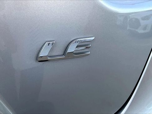 Used 2021 Toyota Corolla LE image 9