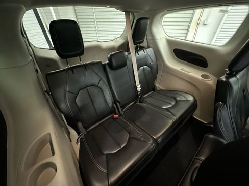 Used 2023 Chrysler Pacifica Touring-L FWD image 19