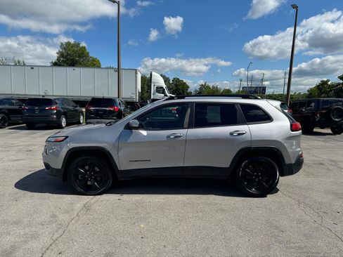 Used 2018 Jeep Cherokee Latitude w/ Altitude Package AWD/4WD image 6
