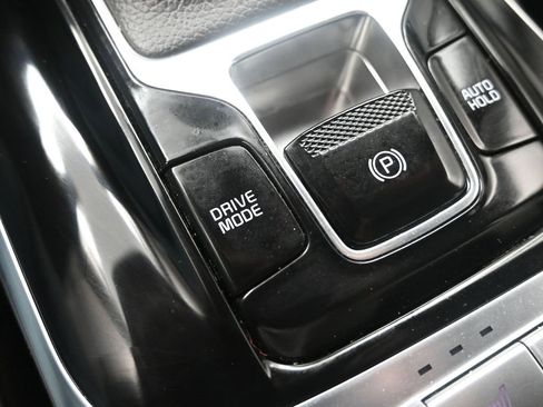 Used 2024 Kia Carnival EX image 24